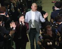 生徒とタッチを交わしながら退場する霜降り明星・せいや（手前）とコロコロチキチキペッパーズ・ナダル（撮影・中田匡峻）