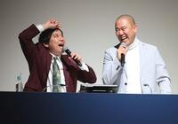 近大の入学式にゲストとして登場する同校卒業生の霜降り明星・せいや（左）とコロコロチキチキペッパーズ・ナダル（撮影・中田匡峻）