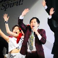 近畿大入学式にサプライズゲストとして登場した霜降り明星・せいや