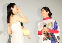 スタッフからの手紙に涙する田中麗奈（左）の姿にほほえむ宮崎美子（撮影・棚橋慶太）