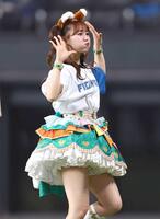 きつねダンスを踊る超ときめき♡宣伝部・吉川ひより＝エスコンフィールド北海道（撮影・中島達哉）