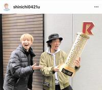 外出先にＲ-１トロフィーを持ち歩いていたお見送り芸人しんいち。公式インスタグラム＠ｓｈｉｎｉｃｈｉ０４２１ｕ（２２年３月２９日投稿）より