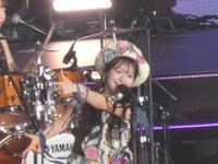 「ヘビーローテーション」を披露する伊藤百花