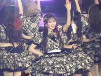 新衣装で「名残り桜」を披露する伊藤百花（写真中央）