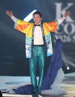 ポーズを決める吉村洋文大阪府知事（撮影・中田匡峻）