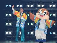 手を振る吉村洋文大阪府知事（左）ともずやん（撮影・中田匡峻）