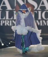 ランウェイを歩く吉村洋文大阪府知事（撮影・中田匡峻）