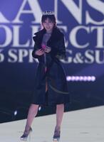 ランウェイを歩く熊田曜子（撮影・中田匡峻）