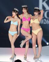 足を上げる熊田曜子（中央）＝撮影・中田匡峻