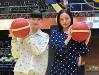 イベントに参加した見上愛（左）と上坂樹里