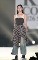 ランウェイで歩く超ときめき♡宣伝部・坂井仁香（撮影・中田匡峻）