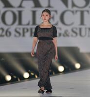 ランウェイを歩く超ときめき♡宣伝部・菅田愛貴（撮影・中田匡峻）