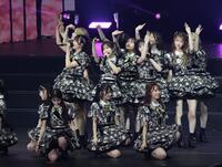 歌唱する倉野尾成美（中央）らＡＫＢ48