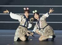 ポーズをとる倉野尾成美と小栗有以（右）