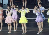 「私たちだけじゃダメですか？」と問いかける（前列左から）伊藤百花、倉野尾成美、小栗有以らＡＫＢ４８