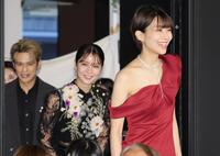 入場する（右から）中村祐美子、石川恋、森崎ウィン（撮影・棚橋慶太）