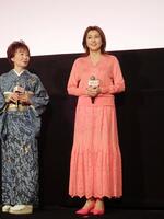 「お終活３　幸春！人生メモリーズ」の舞台あいさつに春らしい装いで登場した藤原紀香（右）。左は三田佳子