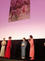 「お終活３　幸春！人生メモリーズ」の舞台あいさつで子供時代（上写真右）の写真を紹介する藤原紀香と三田佳子、高畑淳子、剛力彩芽（左から）