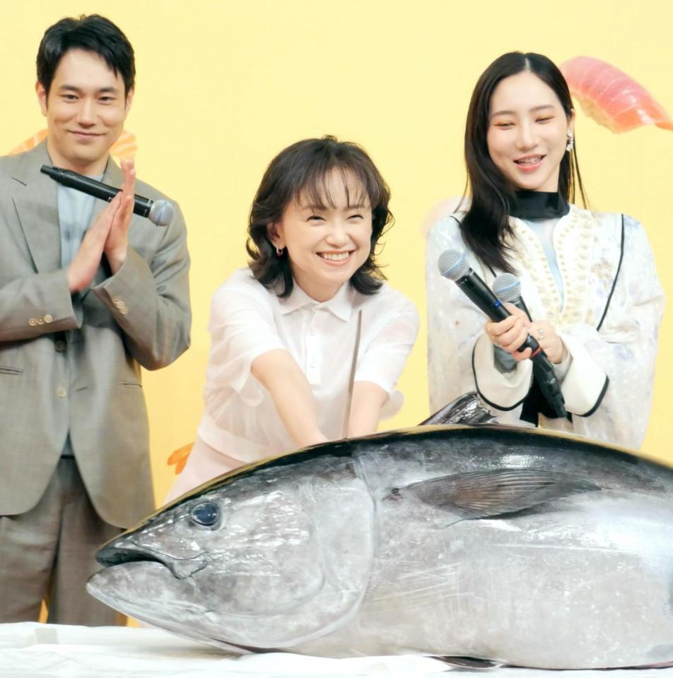 クロマグロに入刀する永作博美（中央）。左は松山ケンイチ、右はファーストサマーウイカ