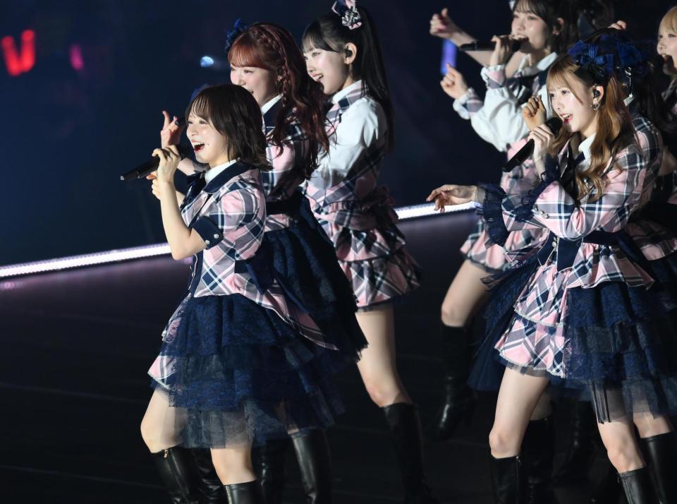 王道のヒット曲を披露する倉野尾成美（左）＝撮影・堀内翔