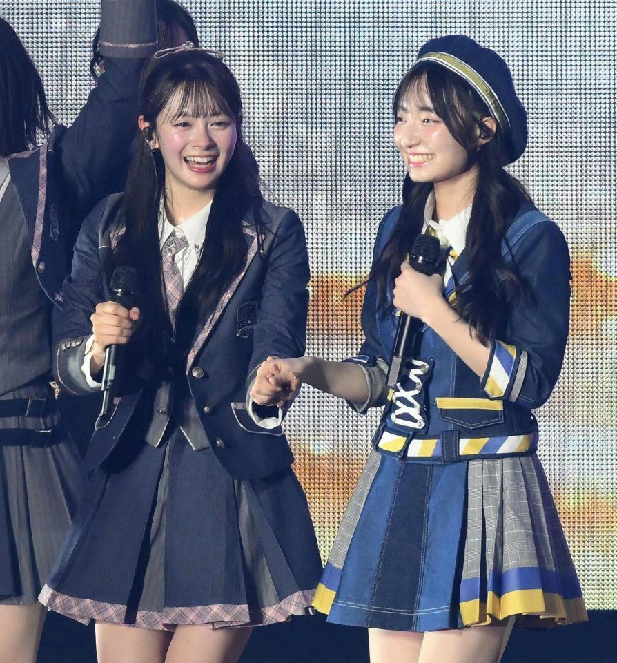 昇格記念ライブが決まり喜ぶ伊藤百花（左）と白鳥沙怜（撮影・堀内翔）