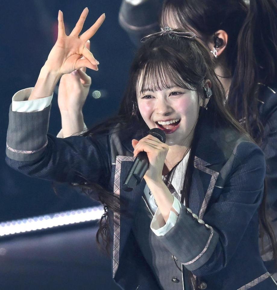 アンコールで声援に応える伊藤百花（撮影・堀内翔）