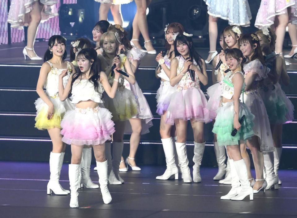 フィナーレでかわいらしい表情を見せる伊藤百花（左から２人目）（撮影・堀内翔）