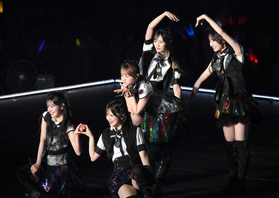 １９期生の（左から）伊藤百花、川村結衣、花田藍衣、奥本カイリ、白鳥沙怜（撮影・堀内翔）