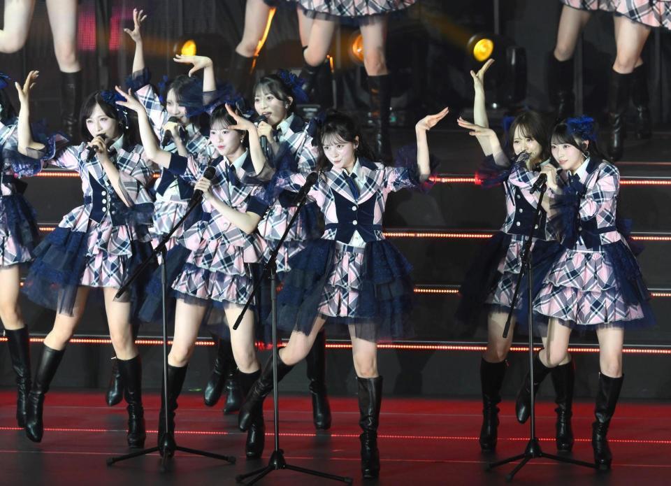 「フライングゲット」を披露する伊藤百花（中央）らＡＫＢ４８（撮影・堀内翔）