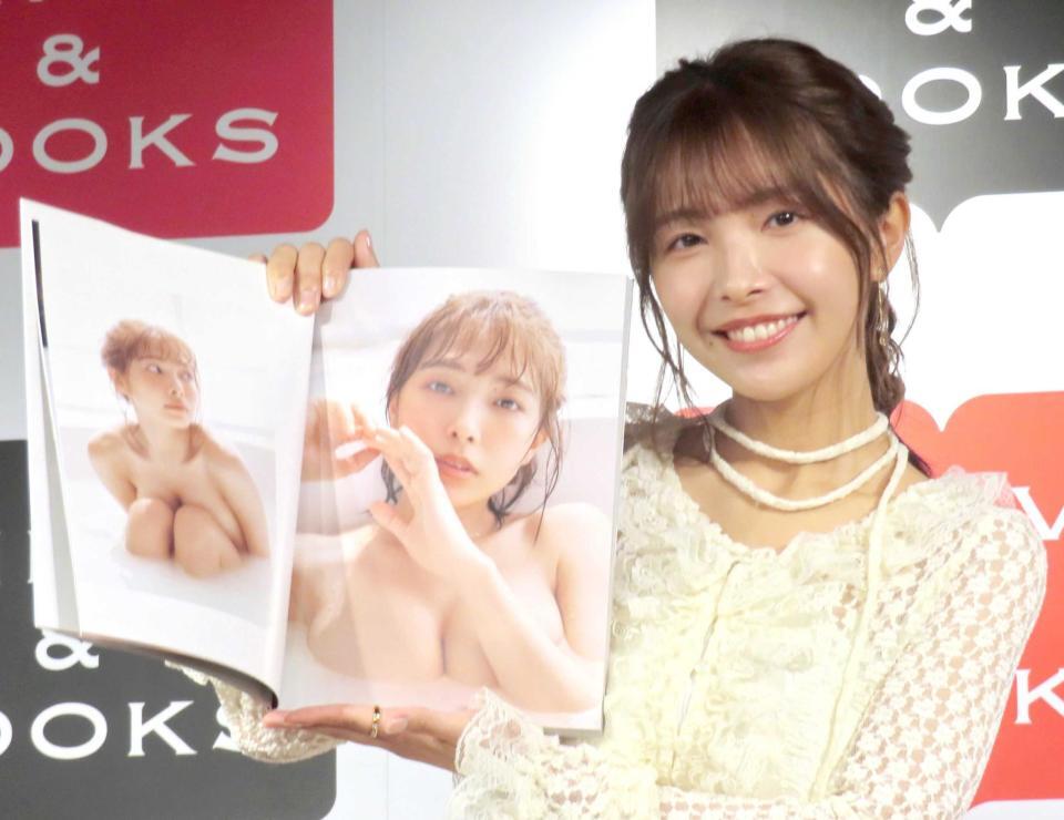 　写真集をＰＲする寺本莉緒
