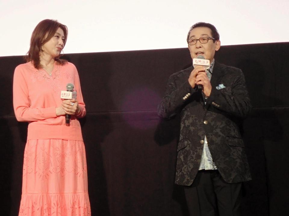 「お終活３　幸春！人生メモリーズ」の舞台あいさつを行った藤原紀香（左）とさだまさし