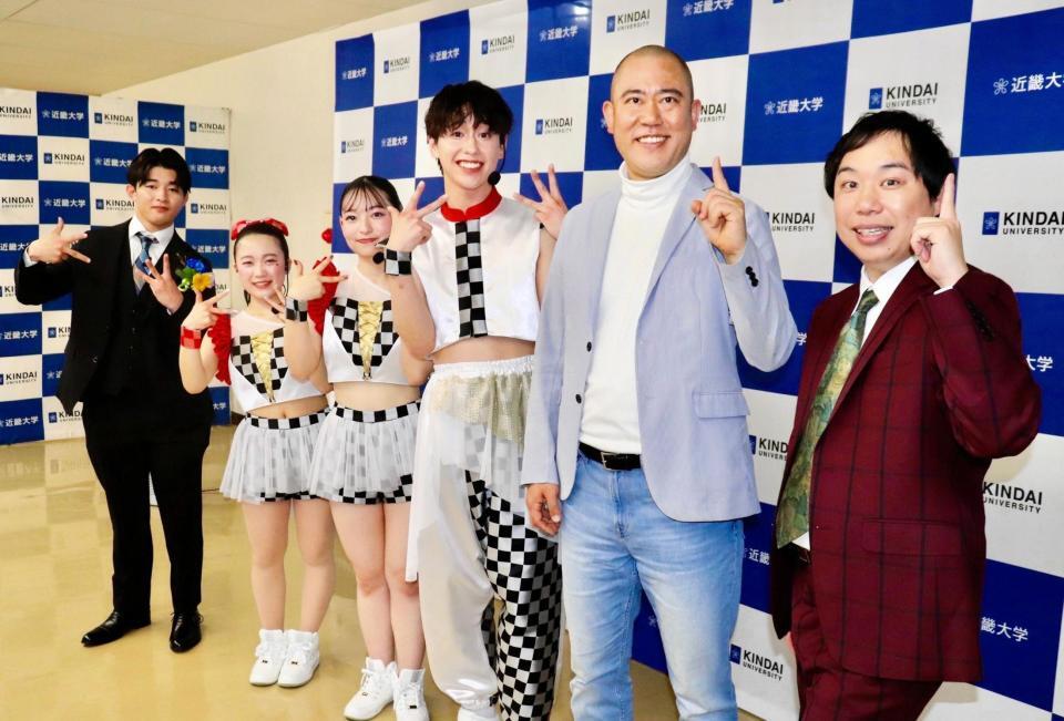 近大生とともに入学式を振り返った（右から）霜降り明星・せいやとコロコロチキチキペッパーズ・ナダル