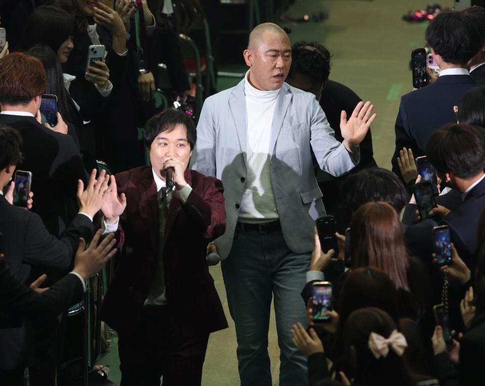 生徒とタッチを交わしながら退場する霜降り明星・せいや（手前）とコロコロチキチキペッパーズ・ナダル（撮影・中田匡峻）