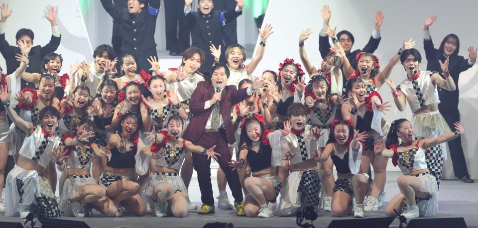 ウエルカムパフォーマンスで歌唱する霜降り明星・せいや（中央）＝撮影・中田匡峻