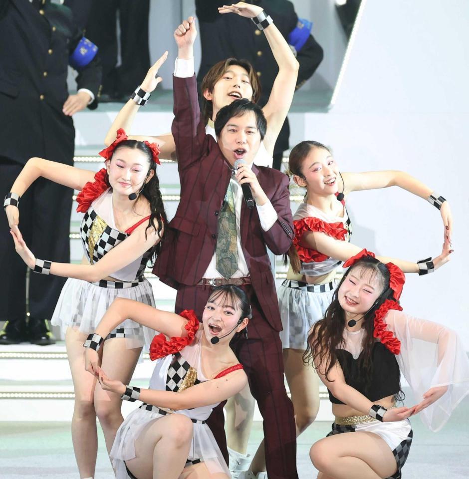 熱唱する霜降り明星・せいや（中央）＝撮影・中田匡峻