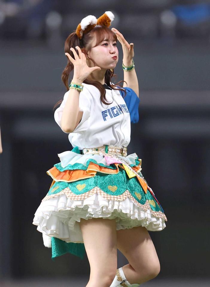 きつねダンスを踊る超ときめき♡宣伝部・吉川ひより＝エスコンフィールド北海道（撮影・中島達哉）