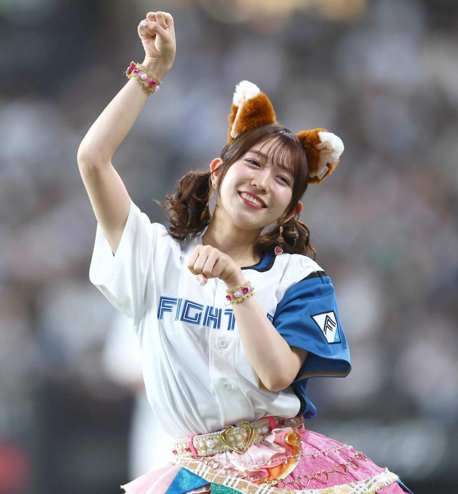 きつねダンスを踊る超ときめき♡宣伝部・小泉遥香（撮影・中島達哉）