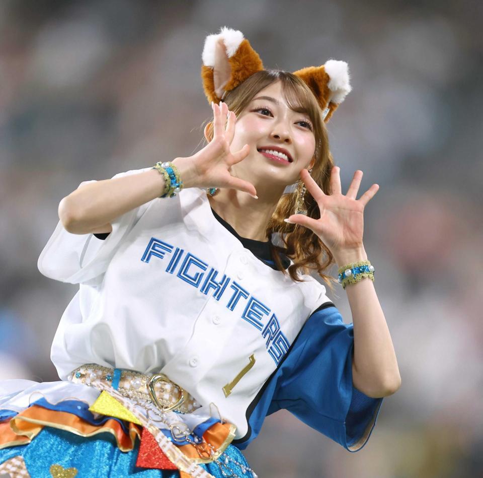 きつねダンスを踊る超ときめき♡宣伝部・辻野かなみ（撮影・中島達哉）