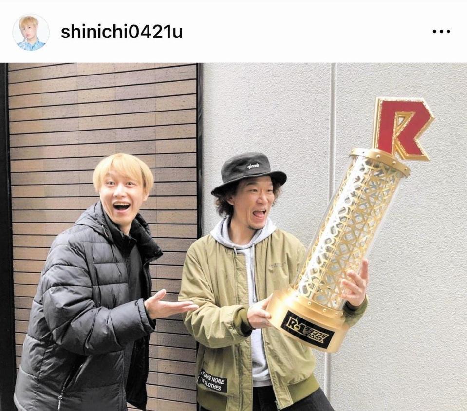 外出先にＲ-１トロフィーを持ち歩いていたお見送り芸人しんいち。公式インスタグラム＠ｓｈｉｎｉｃｈｉ０４２１ｕ（２２年３月２９日投稿）より