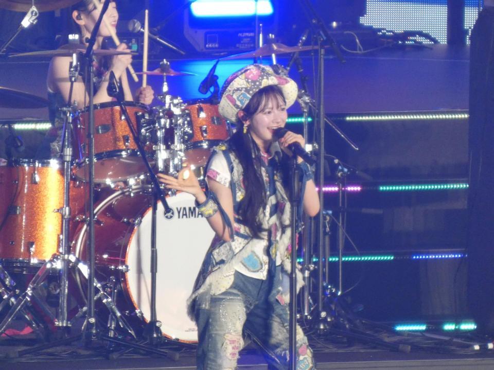 「ヘビーローテーション」を披露する伊藤百花（写真中央）