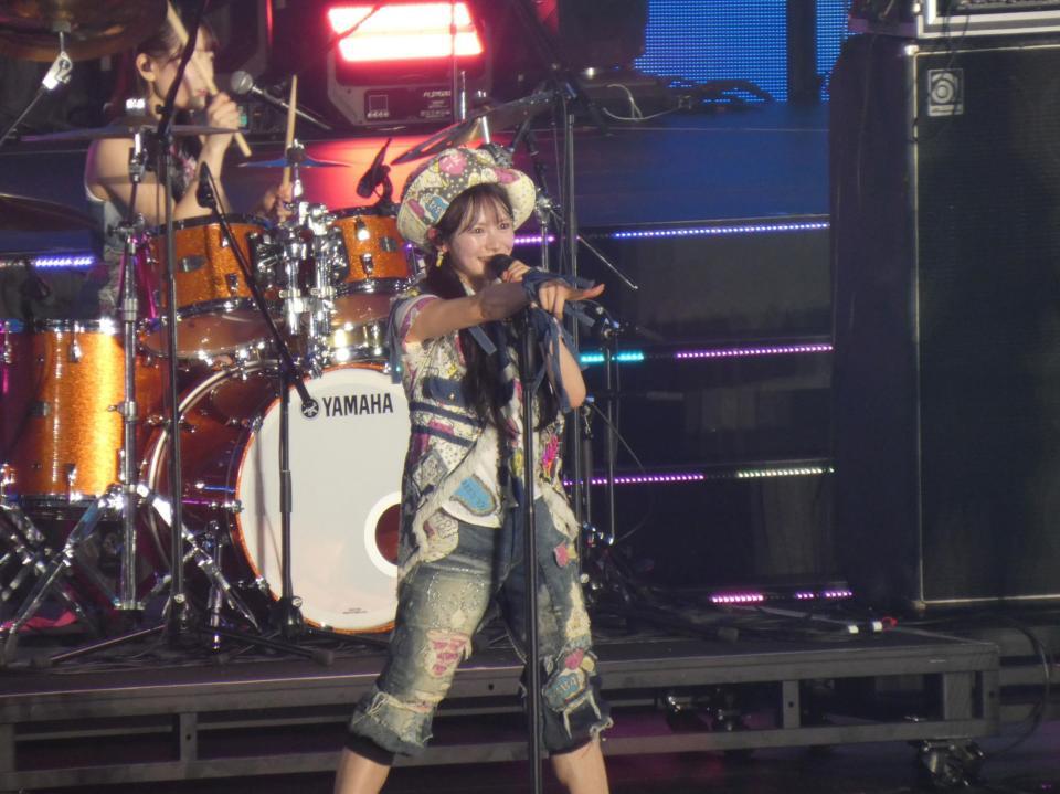 「ヘビーローテーション」を披露する伊藤百花（写真中央）