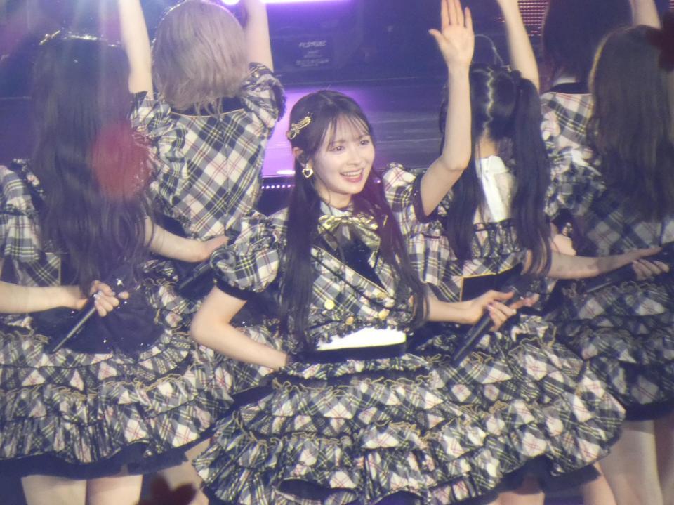 新衣装で「名残り桜」を披露する伊藤百花（写真中央）