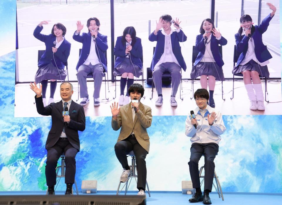 小浜で中継するメンバーに手を振る（左から）野口聡一氏、北村匠海、神木隆之介（撮影・西岡正）