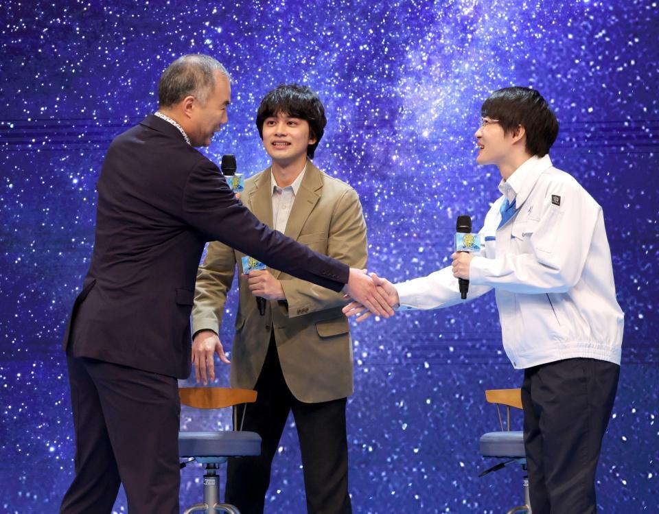 サプライズで登場した野口聡一氏（左）と握手を交わす北村匠海（中央）、神木隆之介（撮影・西岡正）