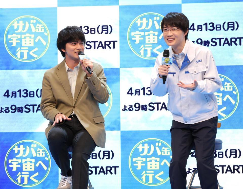 撮影を振り返る北村匠海（左）と神木隆之介（撮影・西岡正）