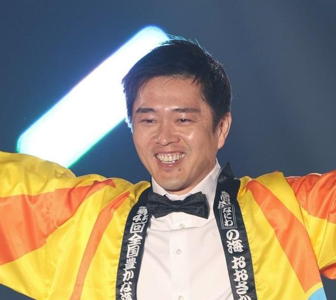 ポーズを決める吉村洋文大阪府知事（撮影・中田匡峻）