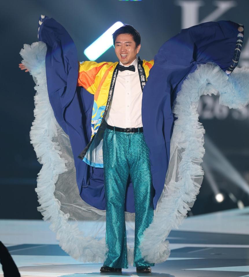 ポーズを決める吉村洋文大阪府知事（撮影・中田匡峻）