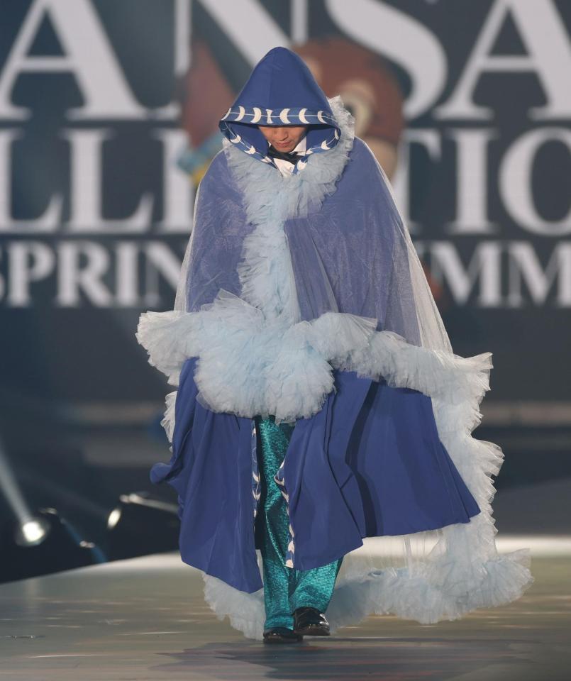 ランウェイを歩く吉村洋文大阪府知事（撮影・中田匡峻）