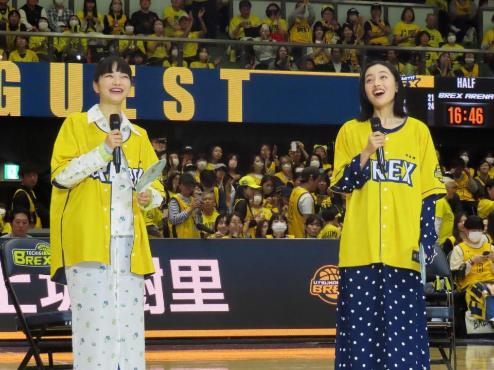 Ｂ１宇都宮の試合でトークショーを行った見上愛（左）と上坂樹里