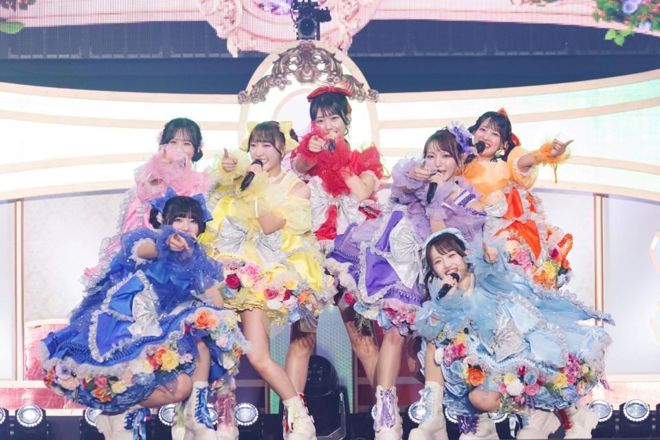 パフォーマンスで魅了するＳＷＥＥＴ　ＳＴＥＡＤＹの（前列左から）奥田彩友、音井結衣（後列同）栗田なつか、山内咲奈、白石まゆみ、塩川莉世、庄司なぎさ（撮影：ヨシモリユウナ）